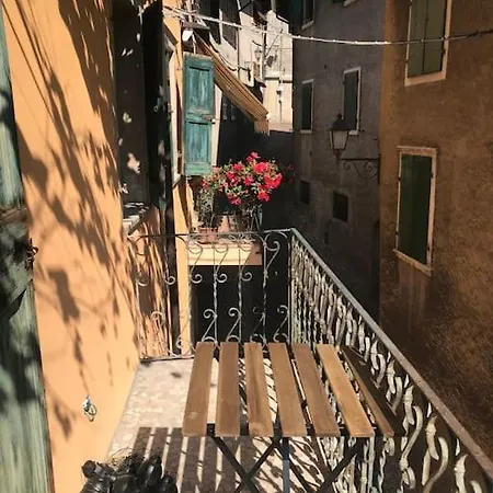 Traumhaftes Rustico Mit Seeblick Im Centro Storico 2 Min Zum Gardasee Hotel Castelletto Di Brenzone
